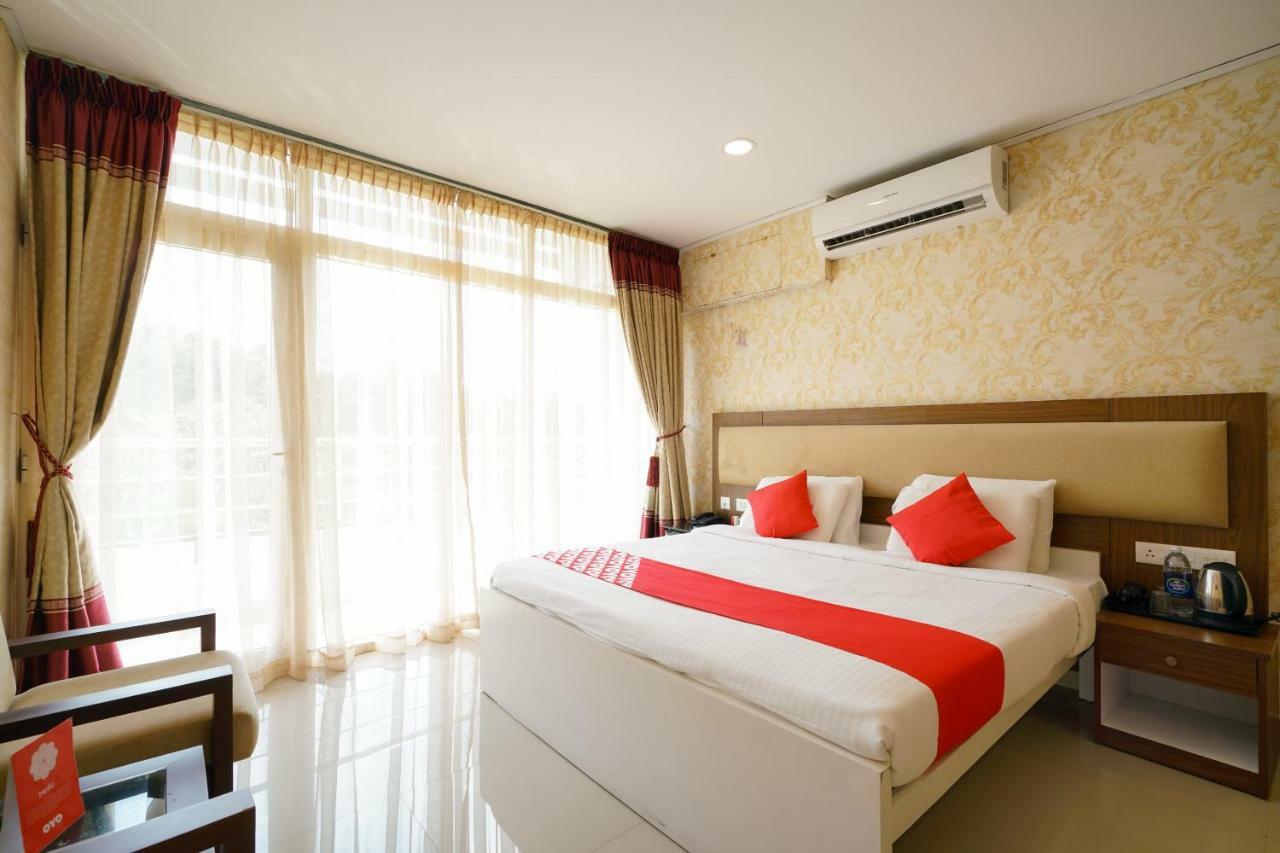Heaven Gardens Hotel Kochi Exterior foto